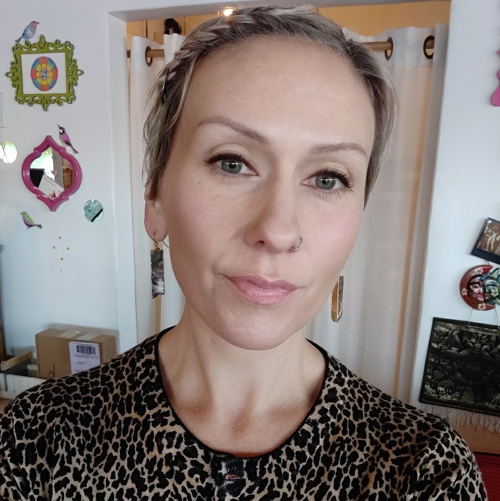 Meet your Posher, April.